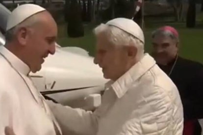 Francisco y Benedicto XVI, el insólito encuentro de dos papas vivos