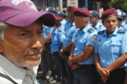 Un anciano con la policía sandinista inactiva