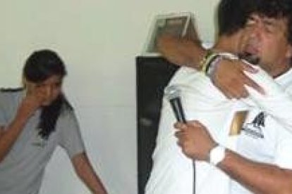 Hanns abraza unos jóvenes - su experiencia le convence de que sentir amor y pertenencia protege de las drogas y las pandillas