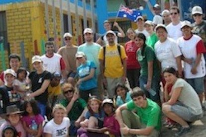 Jóvenes australianos van a la JMJ pasando por Pamplona Alta, Perú