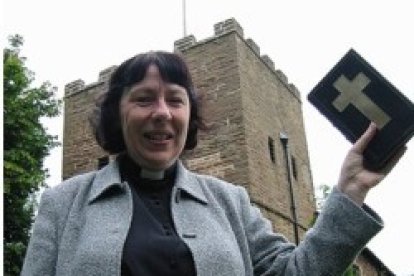 Una "reverenda" anglicana en Llandaff, Gales; ordenadas como diaconisas o sacerdotisas, es difícil impedir que haya obispesas