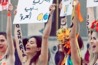 Las Femen en una protesta en París - son un producto de propaganda muy bien financiado, ¿por quién?