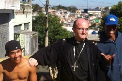 El obispo Munilla en un barrio desfavorecido de Sao Paulo en julio de 2013