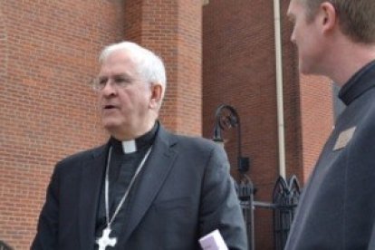 El arzobispo Joseph E. Kurtz con unos franciscanos