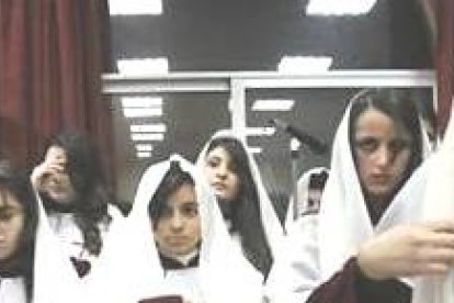 Cristianas iraquíes desplazadas en Jordania, en el coro de la noche de Pascua, hacen la señal de la cruz