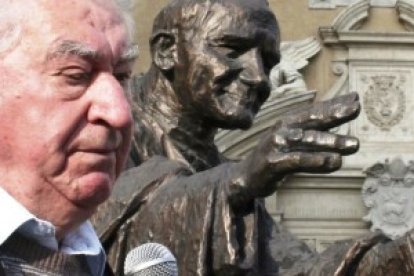 El padre Anton Srholec junto a una imagen de Juan Pablo II