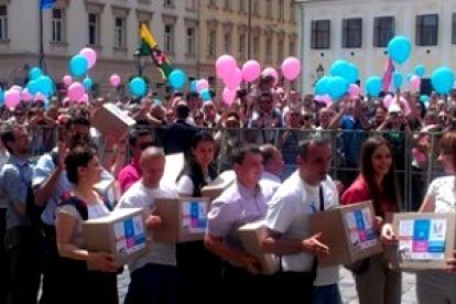 La alianza En Nombre de la Familia -U Ime Obitelji- entrega las 740.000 firmas que llevaron a este referendum, en que 2 de cada 3 votos defienden el matrimonio real