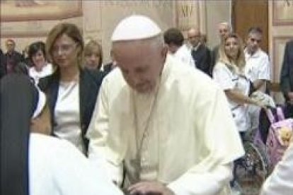 El Papa Francisco reza por los enfermos, como suele hacer siempre en audiencias y encuentros