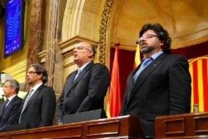 Políticos cantan Els Segadors en el Parlament catalán