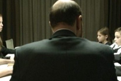 Este fotograma de Miss Violence recoge el mensaje - que la familia es algo oscuro, malo, siniestro, dañino...