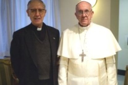 El Papa Francisco y Adolfo Nicolás, superior de los jesuitas, posan en una foto de 2013