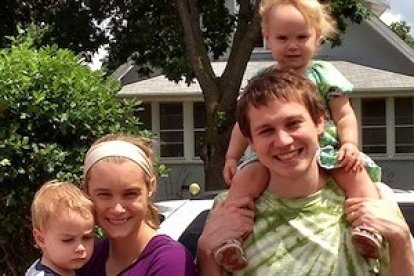 Brantly Millegan con su mujer y sus dos hijos.