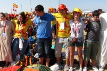 Unos peregrinos de Ávila en la JMJ de MAdrid 2011, alegres en Cuatro Vientos - monjas, religiosos, laicos, curas...