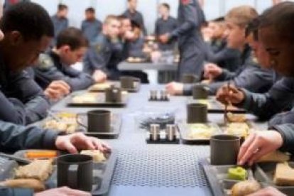 Ender y Petra en el comedor de su academia militar espacial - el personaje creado por Orson Scott Card es fascinante