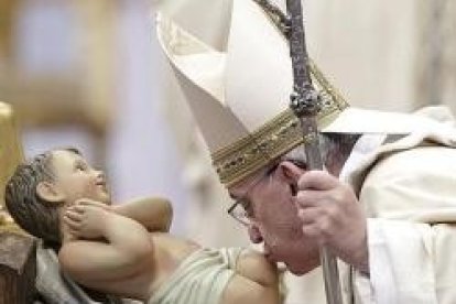 Francisco besa al Niño Jesús tras la Eucaristía de Epifanía