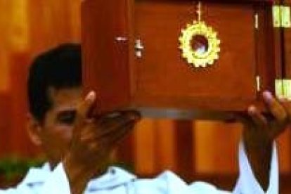 La hostia ensangrentada, tal como se mostraba el 24 y 25 de julio, ahora retirada