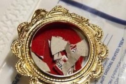 Reliquia recuperada después del robo, con la tela ensangrentada rota