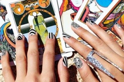 Las cartas están diseñadas para fascinar y enganchar al tarotista y alejarle del pensamiento razonable