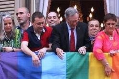 Xavier Trias, alcalde de CiU en Barcelona, cuelga la bandera del lobby gay en el ayuntamiento de todos