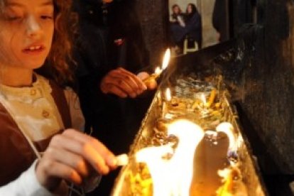 La oración o rituales como poner velas integran al difunto en la vida de los que quedan en este mundo