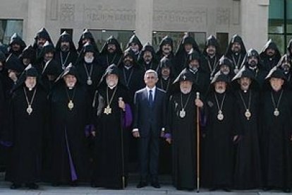 El reciente Sínodo armenio, el primero desde el siglo XVII - los obispos y el presidente de Armenia