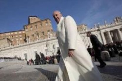 El Papa Francisco, con abrigo blanco, vuelve de saludar fieles en la audiencia de la Plaza de San Pedro