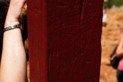 Oración en la cruz de madera de la Colina de las Apariciones en Medjugorje