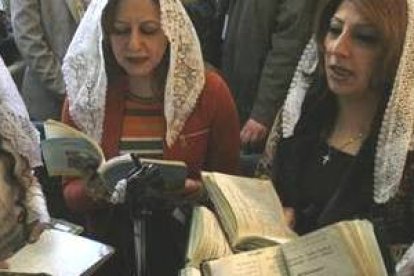 Coro de una parroquia libanesa, misa en árabe... Los cristianos son un 2 de la población en Oriente Medio