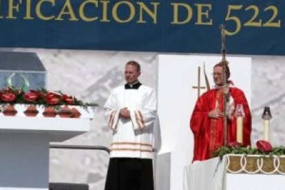El arzobispo Pujol, de Tarragona, y el cardenal Amato, que presidió la beatificación, en la gran ceremonia de los 522 mártires