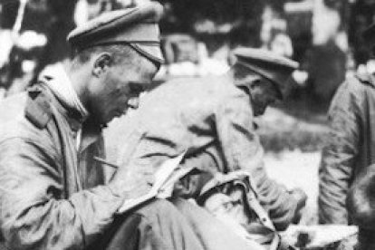 Un joven soldado ruso escribe durante la guerra