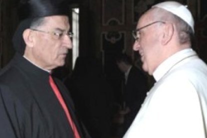El cardenal y patriarca maronita, Bechara Boutros Raï, saluda al Papa Francisco