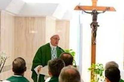 Francisco predica en Santa Marta