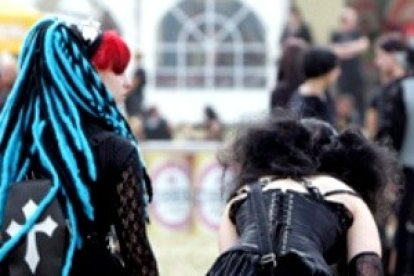 Chicas con un cuidado estilo punk gótico...