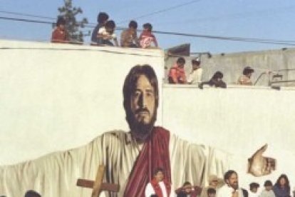 Misa en la calle 111 de Los Ángeles - el mural de Jesús lo pintó un artista en 1984 ayudado por las pandillas callejeras del barrio