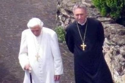 Benedicto XVI pasea por los jardines del Mater Eclesia