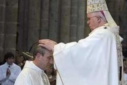 El arzobispo Barrio impone las manos a Jesús Fernández González, que entra en el colegio apostólico, un obispo más