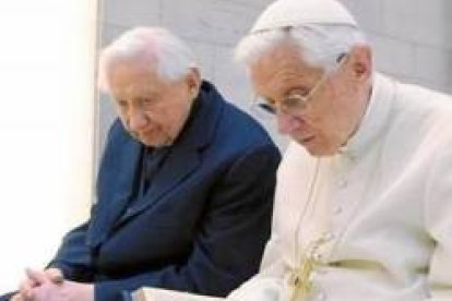 Los hermanos Ratzinger rezan juntos en unos días compartidos en 2012