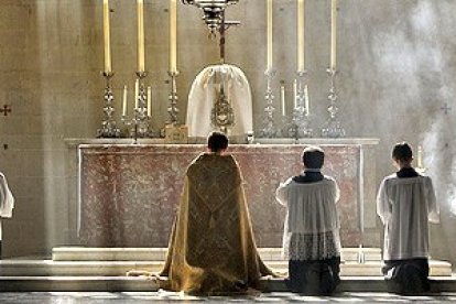 Tom pide que los templos atraigan por su hermosura y el trato cálido de las personas.