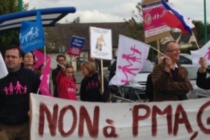 La ministra francesa de Familia, la socialista Dominique Bertinotti, se encontró esta protesta pro-familia el pasado 14 de octubre