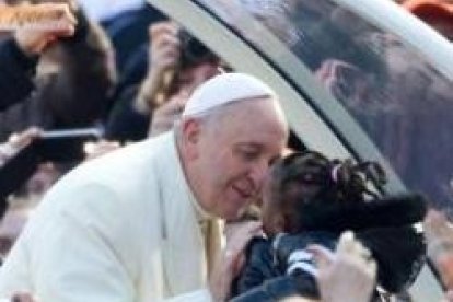 El Papa Francisco besó y abrazó decenas de niños, como ésta de la imagen