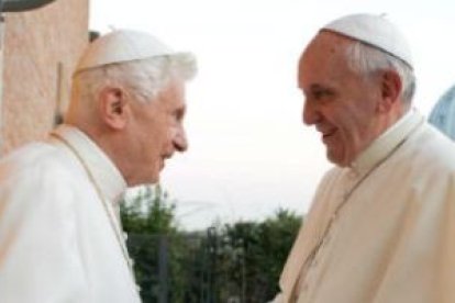 Benedicto XVI y el Papa Francisco en uno de sus encuentros públicos... aunque hay más, en privado