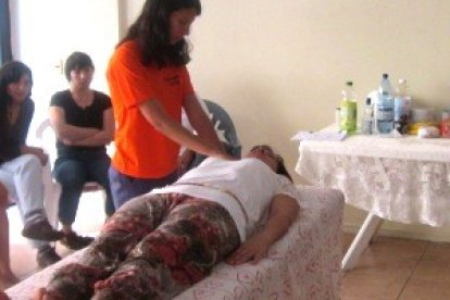 Mujeres en una sesión de reiki  - no es oración, ni un mero fluir de una energía indemostrable