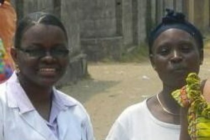 La médico congoleña premiada Celine Tendobi (a la izquierda)