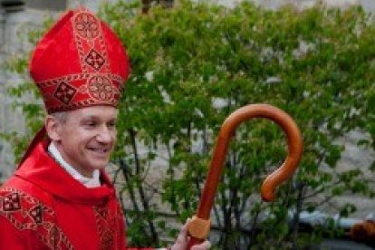 El obispo Paprocki, con su cayado, símbolo de pastoreo, dirige la oración en defensa del matrimonio
