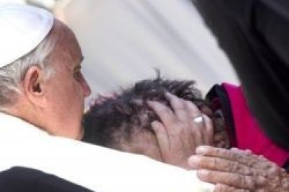 Francisco abraza a Vinicio, de rostro deformado por la enfermedad