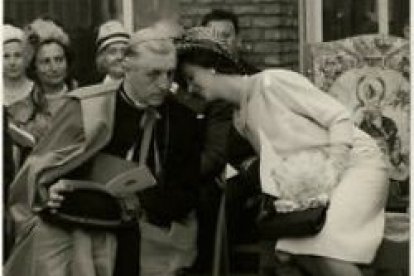 El cardenal Suenens escucha lo que le susurra la Reina Fabiola en Bélgica