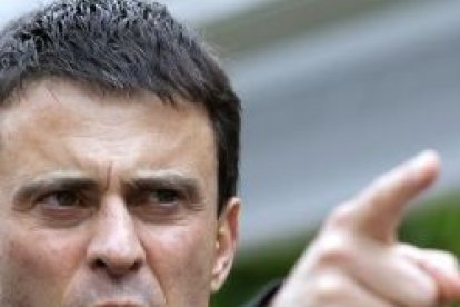Manuel Valls, laicista radical, amenaza con 3 años de cárcel a los concejales objetores de conciencia