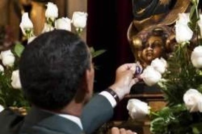 Un Guardia Civil en un acto de veneración a la Virgen del Pilar, que cumple 100 años de patronazgo del instituto armado