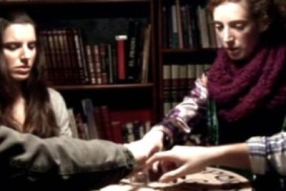 Escena de la película española de terror Sesión 1.16, centrada en la seducción del espiritismo y el esoterismo