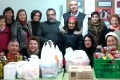 El párroco y los voluntarios preparan comidas para que las familias necesitadas puedan llevárselas a casa; también dan desayunos para niños